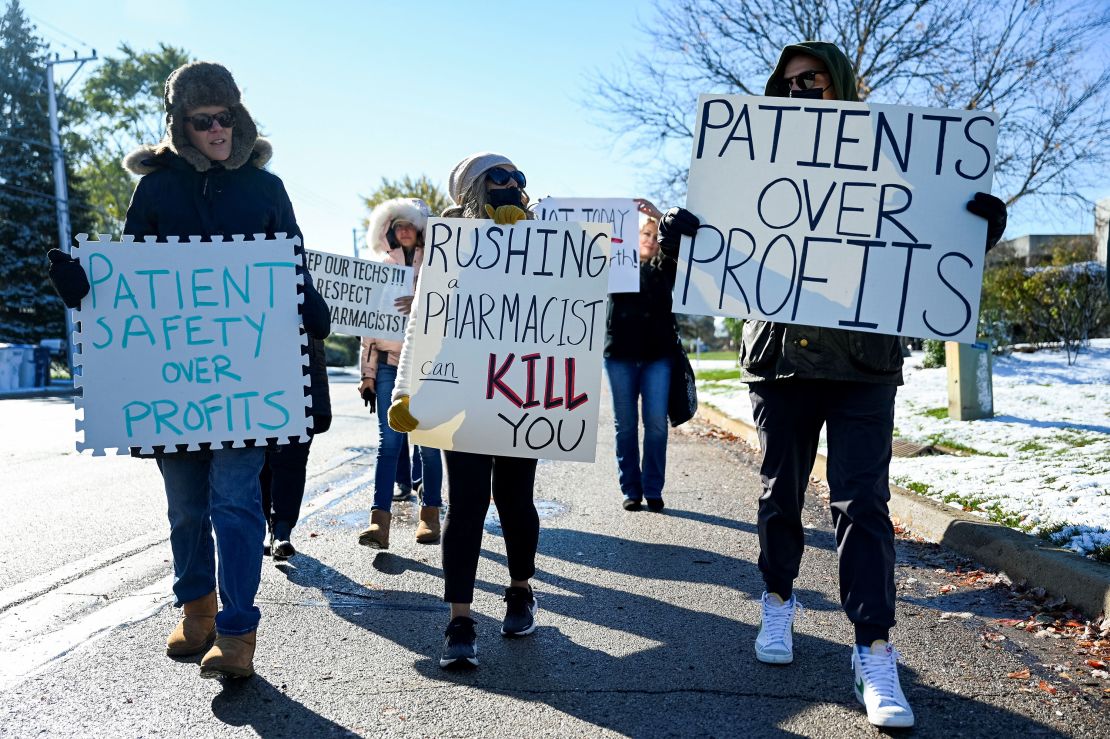 A small number of employees and supporters picket outside the headquarters of drugstore chain Walgreens during a three-day walkout by pharmacists in Deerfield, Illinois, U.S. November 1, 2023.  REUTERS/Vincent Alban